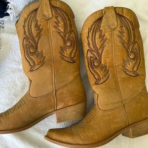 Women’s size 8 American Eagle boot never worn